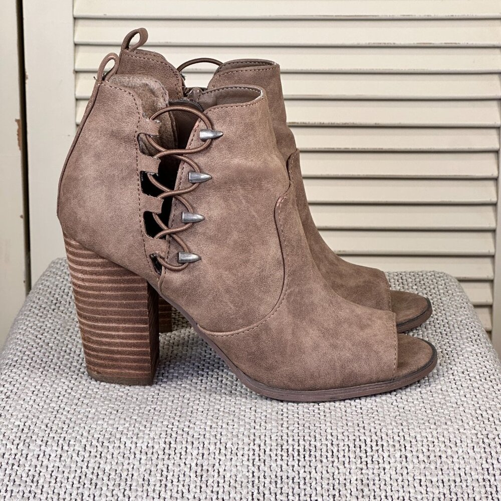 G by Guess Open Toe Bungee Ankle Boots Booties Brown Beige Women Size 6.5 - Picture 2 of 8